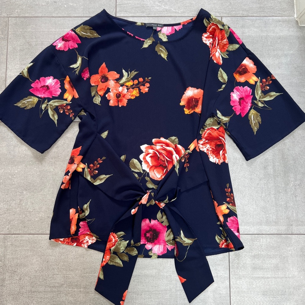 NWOT lovely blouse w floral print w navy background. Attached tie for custom fit